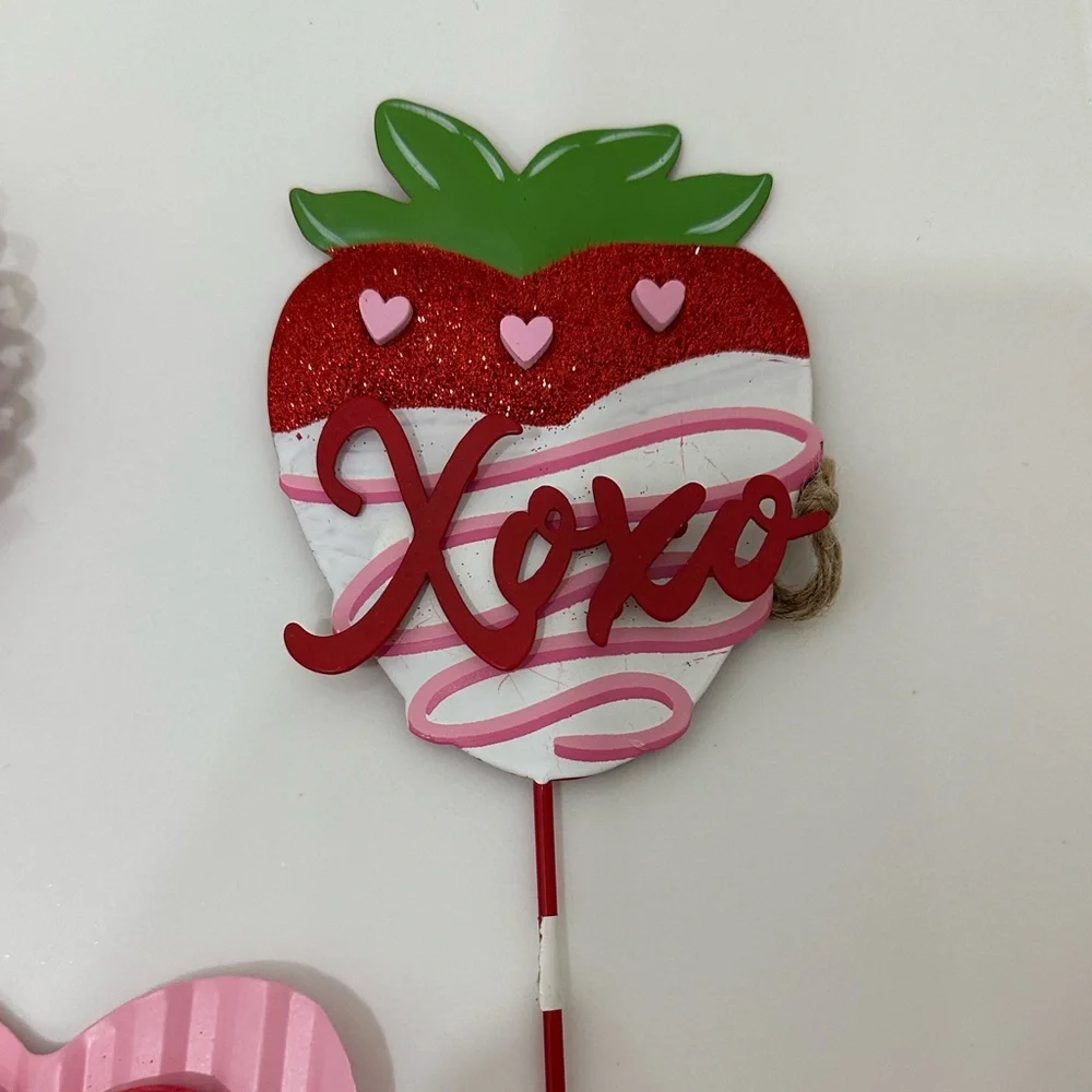 🌸NEW ❤️ 5 Pieces Metal Picks Valentine's Day Heart and Love 14 inches tall.